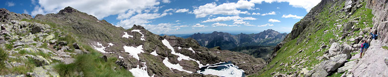 Dal colletto al Monte Pradella vista verso il Pradella e la Val Sanguigno